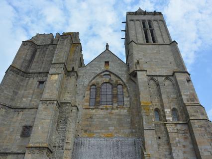 Ken Follett reverse des droits d'auteur pour restaurer une cathédrale en France