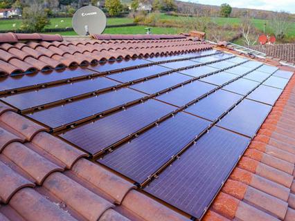 Le solaire s’habille de ROUGE avec le nouveau coloris des Tuiles Solaire Max d’EDILIANS !