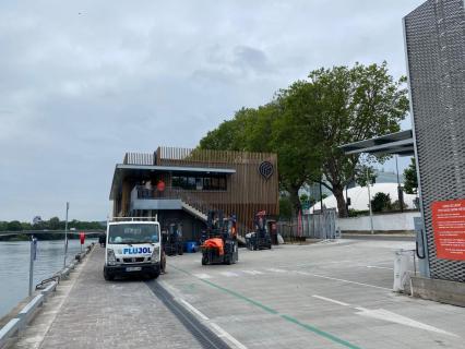 Point. P bâtit une agence sur pilotis et vertueuse en bords de Seine