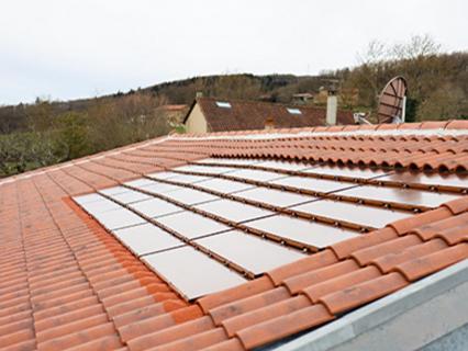 Les tuiles solaires rouges d’EDILIANS, innovation pour les toitures rouges !