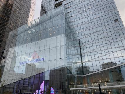 Saint-Gobain vend des activités de transformation du vitrage