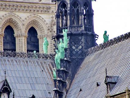 Début du sciage de huit chênes exceptionnels destinés à Notre-Dame de Paris