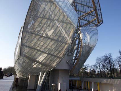 Des écologistes aspergent de peinture la Fondation Louis Vuitton et la place Vendôme