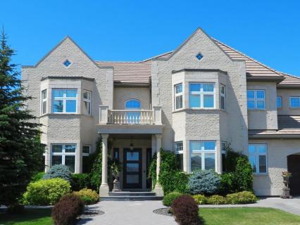 Quels sont les avantages d'une porte d'entrée vitrée aujourd'hui et comment la choisir ?