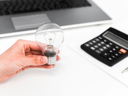 Bruno Le Maire annonce pouvoir faire baisser de 10 à 15 % la facture d'électricité en 2025