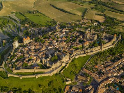 Sur le chantier de restauration des remparts de l'iconique cité de Carcassonne