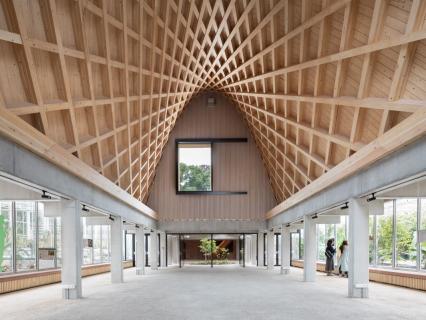 Un pavillon hyperboloïde en bois Kebony au jardin botanique de Meise (Bruxelles)