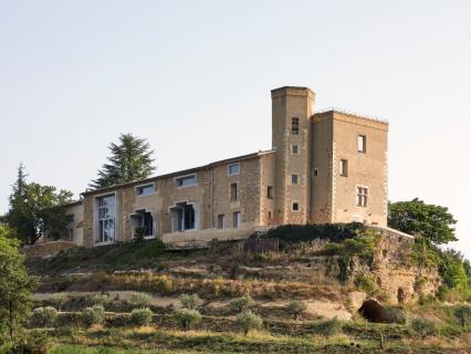 Dans le Luberon, Kebony offre un air pop et bucolique aux terrasses de la Ferme HI-Bride
