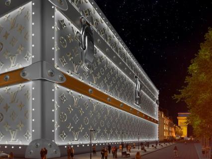 La malle géante Louis Vuitton installée sur un bâtiment classé fait grincer des dents