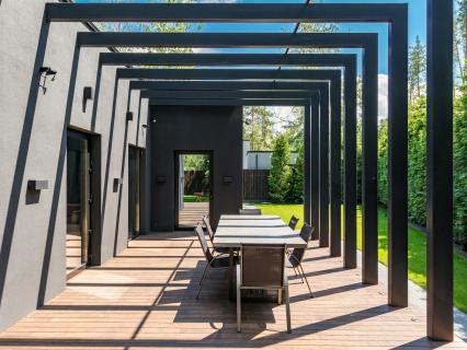 Pergola en aluminium, pourquoi choisir cette structure ?