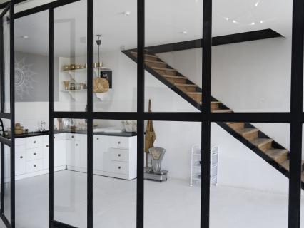 Comment délimiter les espaces dans un intérieur sans perdre en luminosité ?