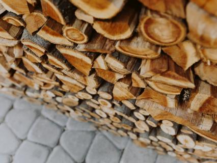 Tout savoir sur la certification NF Biocombustibles Solides (et bien se chauffer au bois)