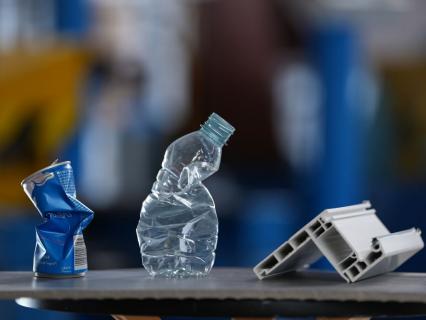 Comment Uniso isole nos façades avec nos déchets (canettes, bouteilles plastique...)