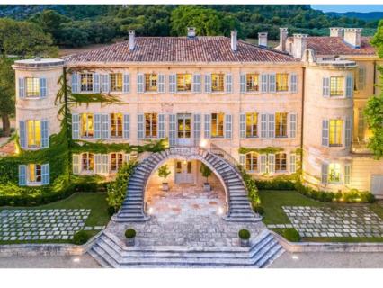 Mas médiéval détruit sur un domaine lié au couple Sarkozy : relaxe générale