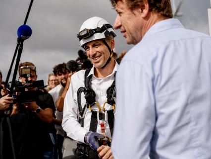 Il grimpe à 80 mètres et promet de changer la France en 100 jours