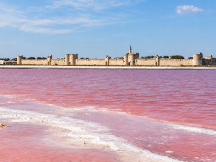 110 monuments, un écrivain à succès : le tour de France qui donne envie de partir
