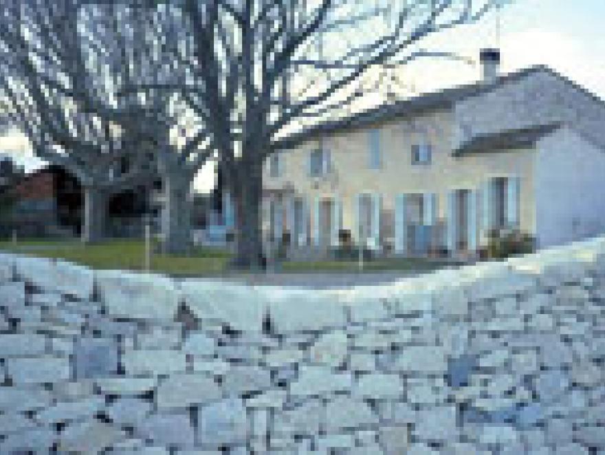 Un mur coupe-vent en marbre de Tavel