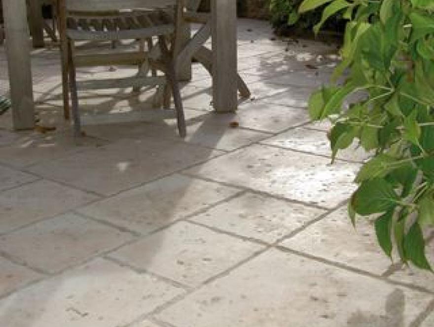 Dallages extérieurs : le collage dépend de la qualité du support