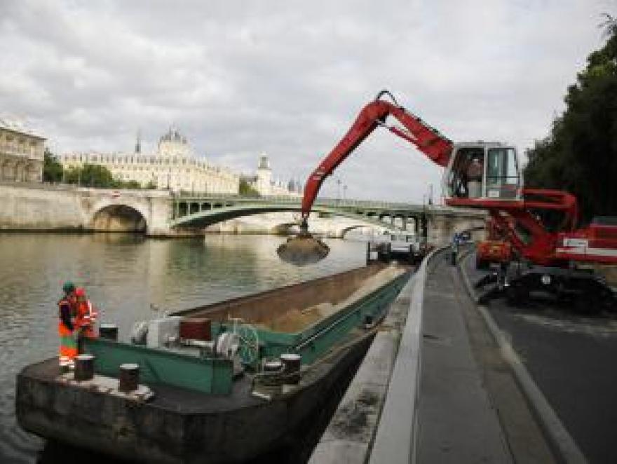 Paris-Plage : 5000 tonnes de sable sur les quais de Seine