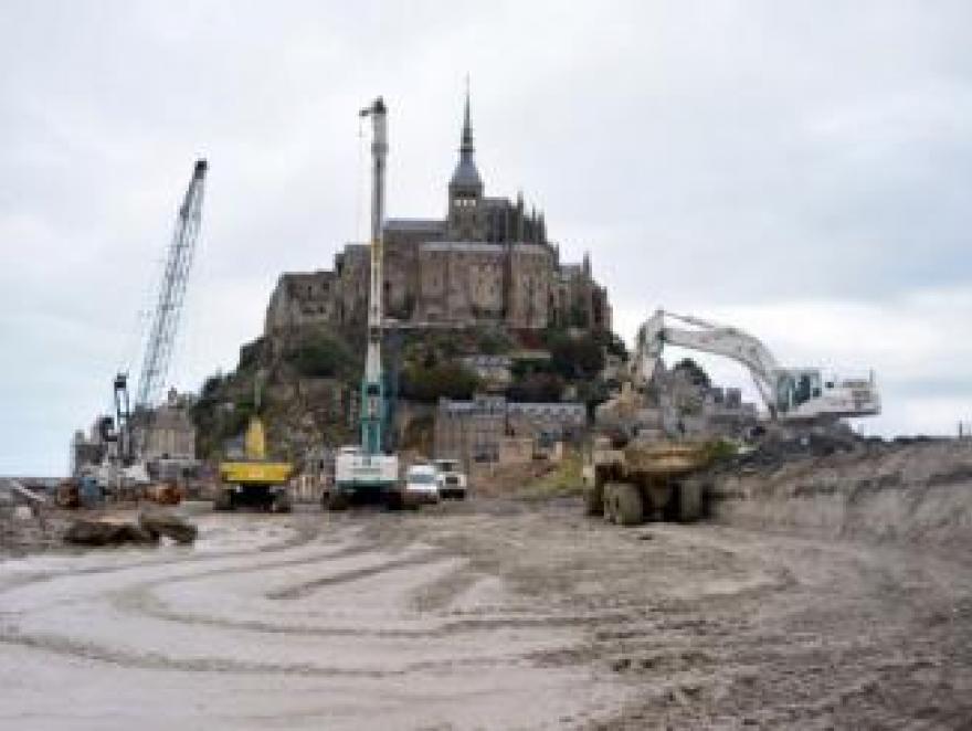 Début de la destruction de la digue du Mont-Saint-Michel