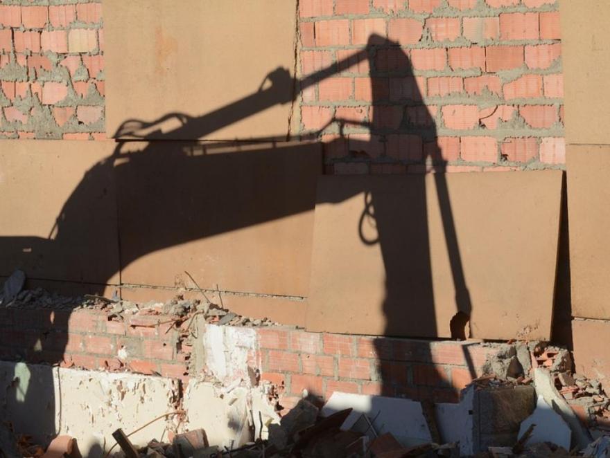 Dommage causé par une cloison provisoire et garantie décennale