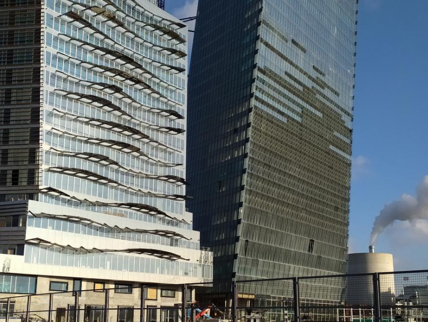 Focus sur les façades inclinées et très particulières des Tours Duo
