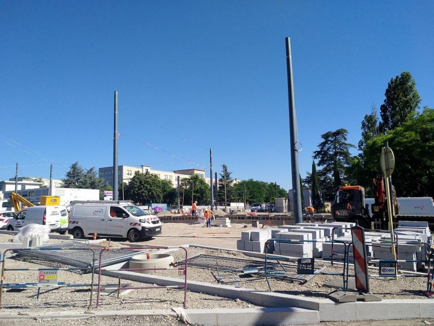 Eiffage confiant sur sa reprise d'activité formalise son offre sur Equans