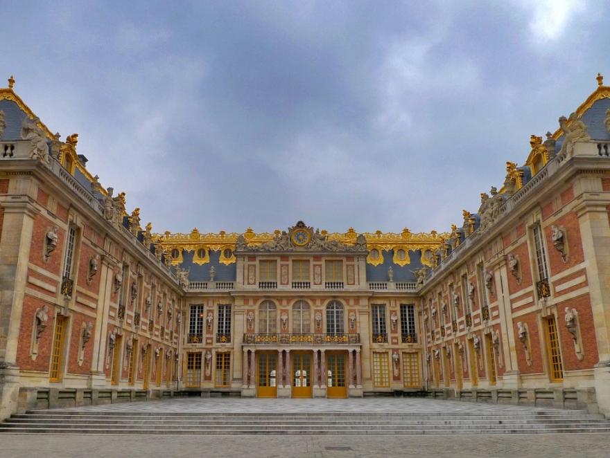 Lumières éteintes plus tôt à Versailles et au Louvre pour cause de sobriété énergétique