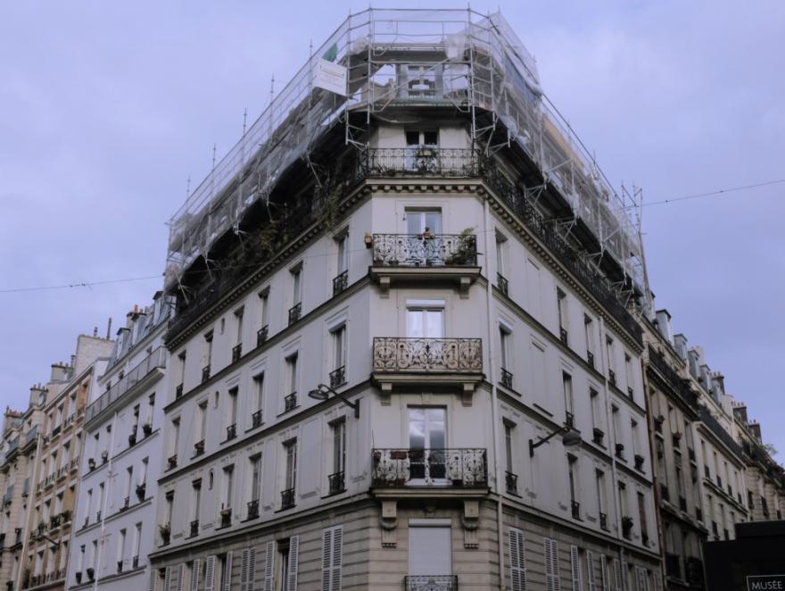 Des mains expertes pour rénover cette toiture en zinc