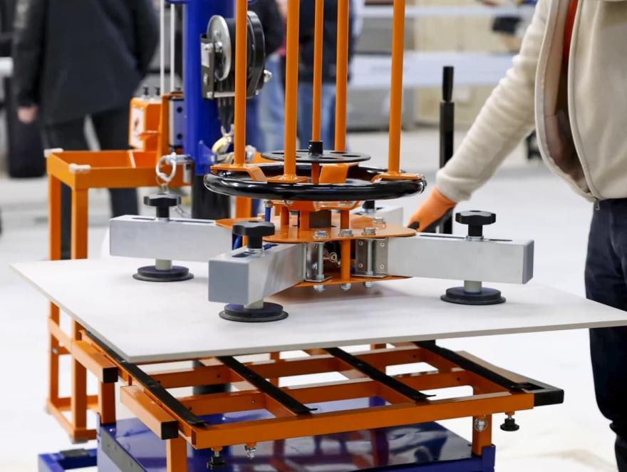 Les carreaux s'agrandissent, les carreleurs doivent adapter leurs méthodes de travail