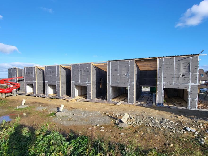 Du carton à la place du béton : à Brest, six maisons en carton recyclé sortent de terre