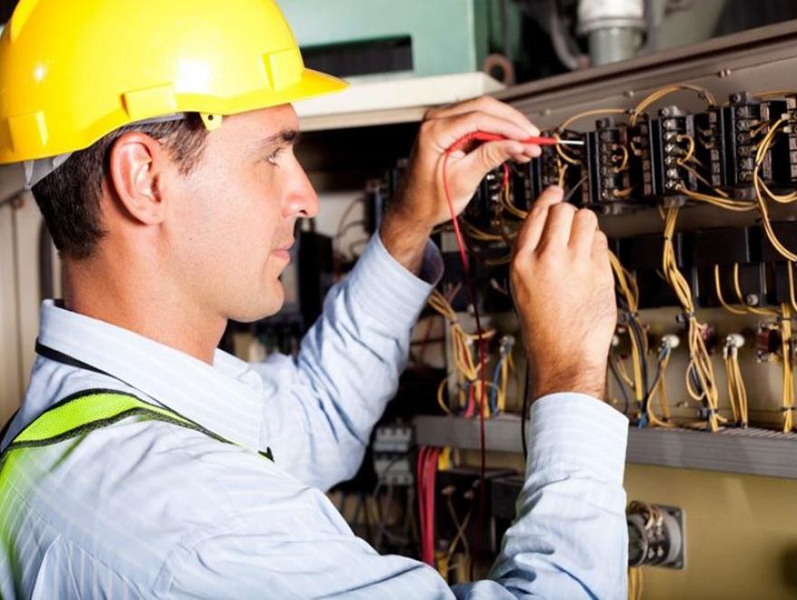 Comment sélectionner un électricien pour une panne à domicile ?