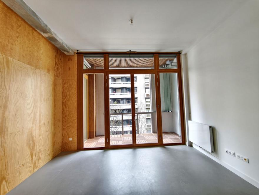 Surélévation en structure bois et transformation de bureaux en logements à Paris