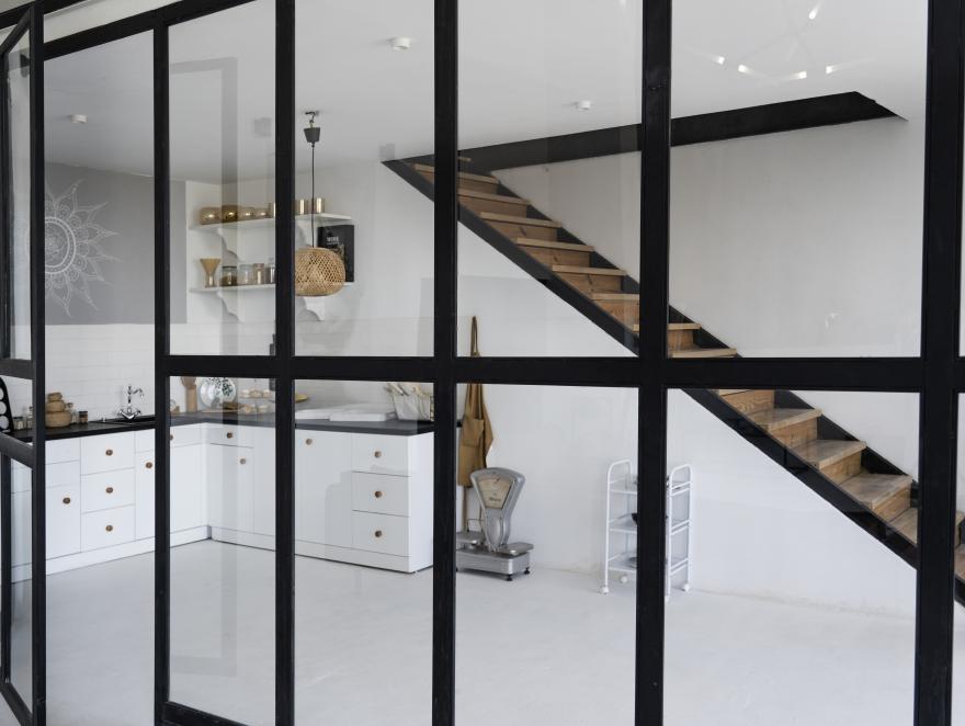Comment délimiter les espaces dans un intérieur sans perdre en luminosité ?