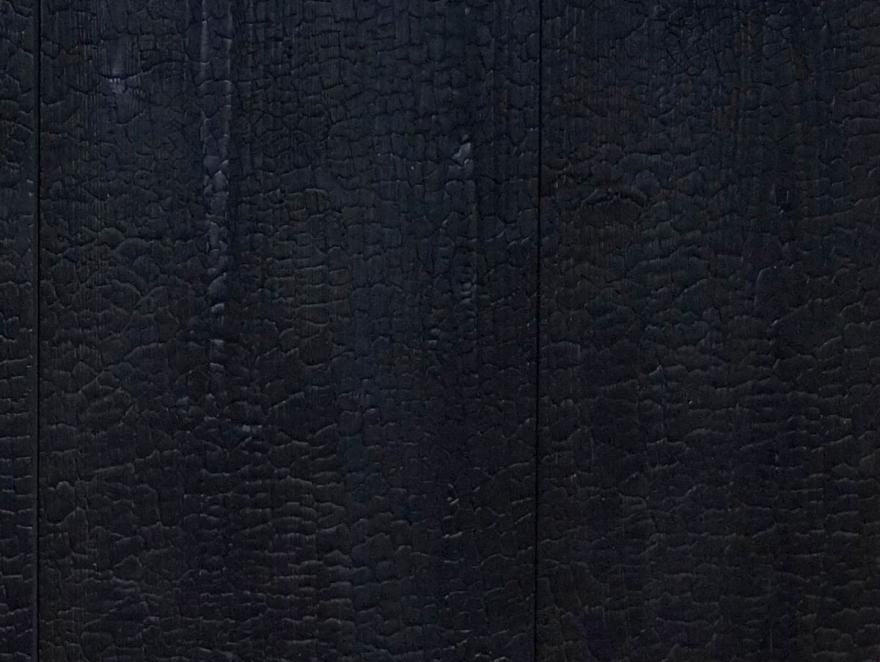 Noir, c'est noir : le panneau Carboris Figura, inspiré de la technique Yakisugi