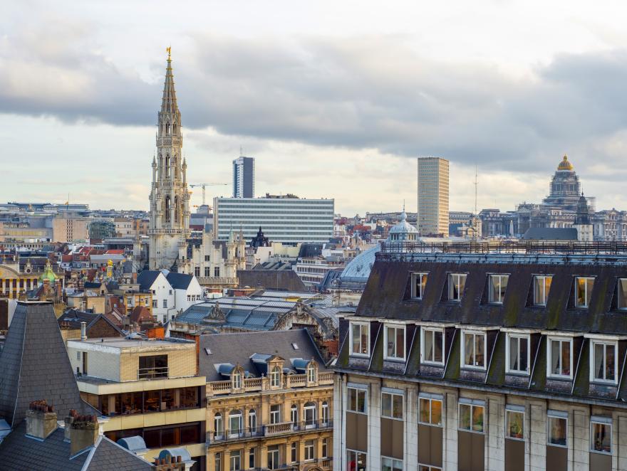Rénover un bien ancien à Bruxelles : quel rôle joue le peintre dans la remise à neuf ?