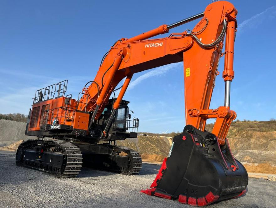 Hitachi Construction Machinery France met en service une EX1200-7 chez Carrières Iribarren