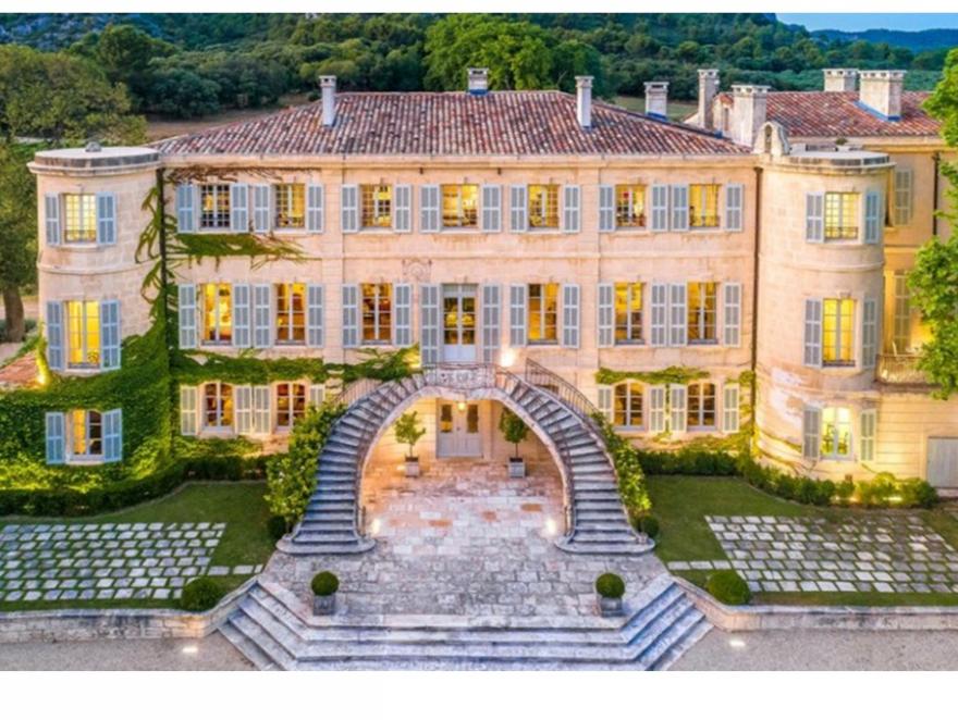 Mas médiéval détruit sur un domaine lié au couple Sarkozy : relaxe générale