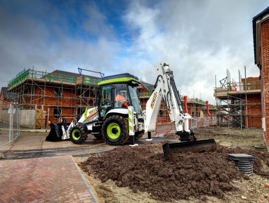 JCB lance la première chargeuse-pelleteuse à hydrogène de série au monde
