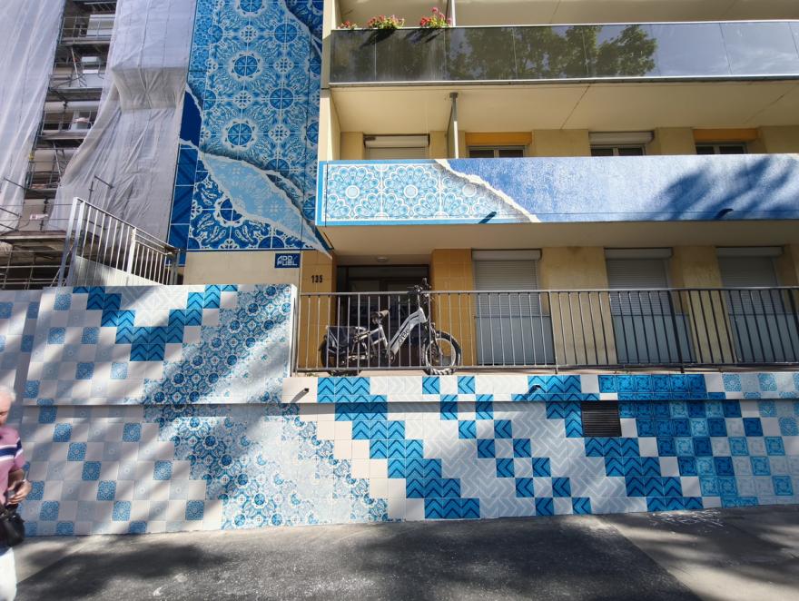 À Paris, Acorus réalise une fresque monumentale en faïence signée par l’artiste Add Fuel