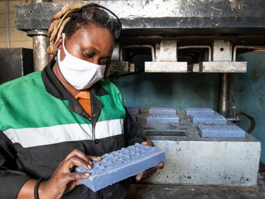 À Nairobi, cette ingénieure transforme les déchets plastiques en matériaux de construction