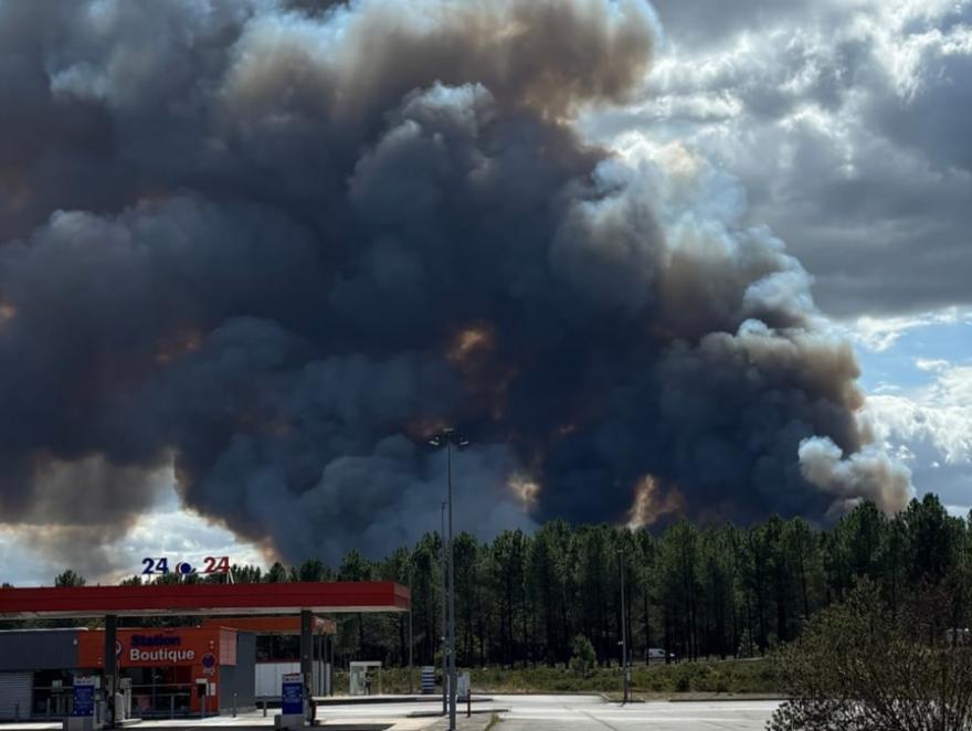 Un feu parti d’un parc photovoltaïque ravage 190 hectares dans les Landes