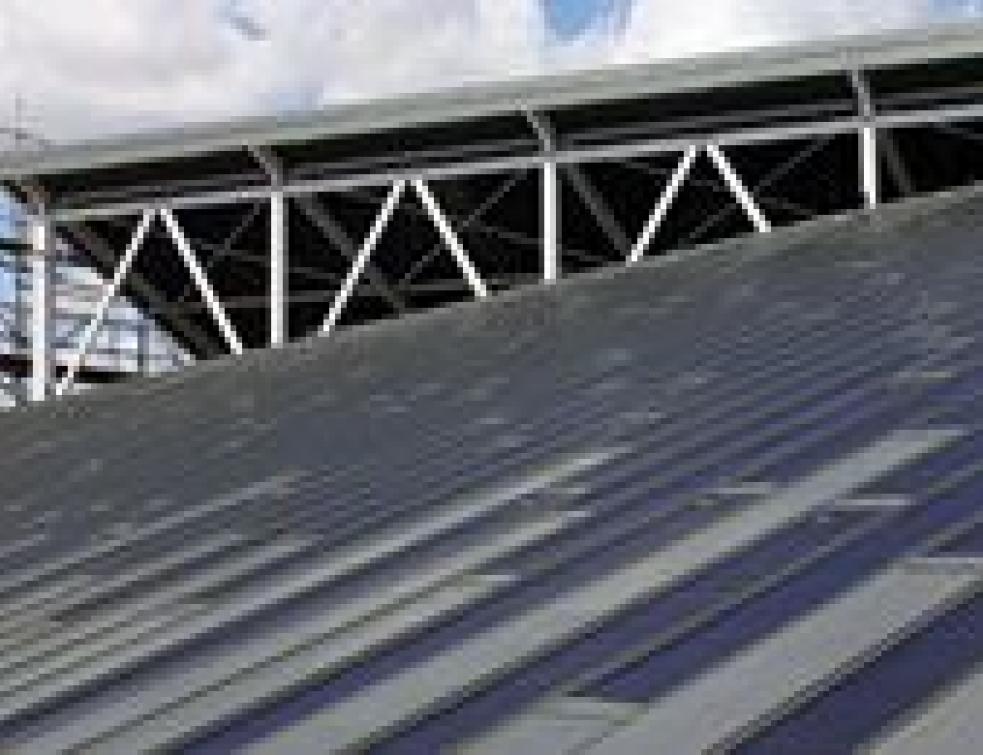 Rénovation : 1 700 m2 de sur-toiture en zinc photovoltaïque