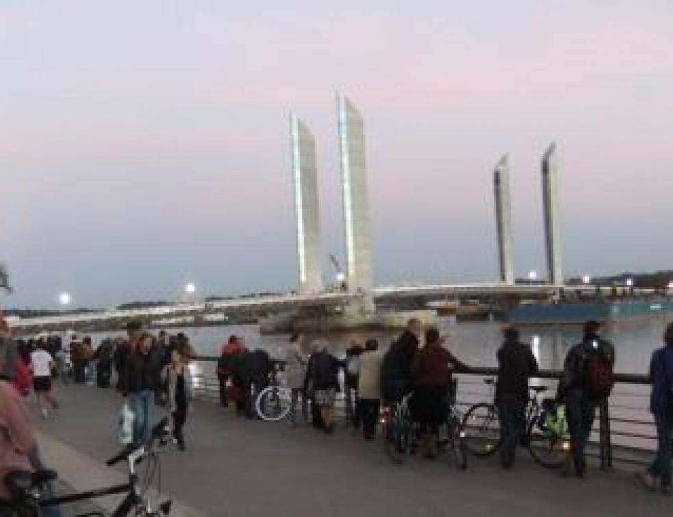 Bordeaux : un septième pont enjambe la Garonne