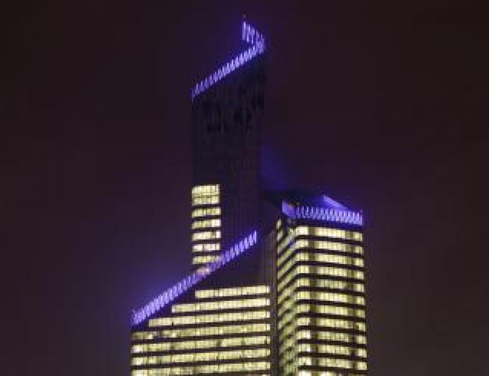 Le sommet de la plus haute tour de bureaux s'illumine