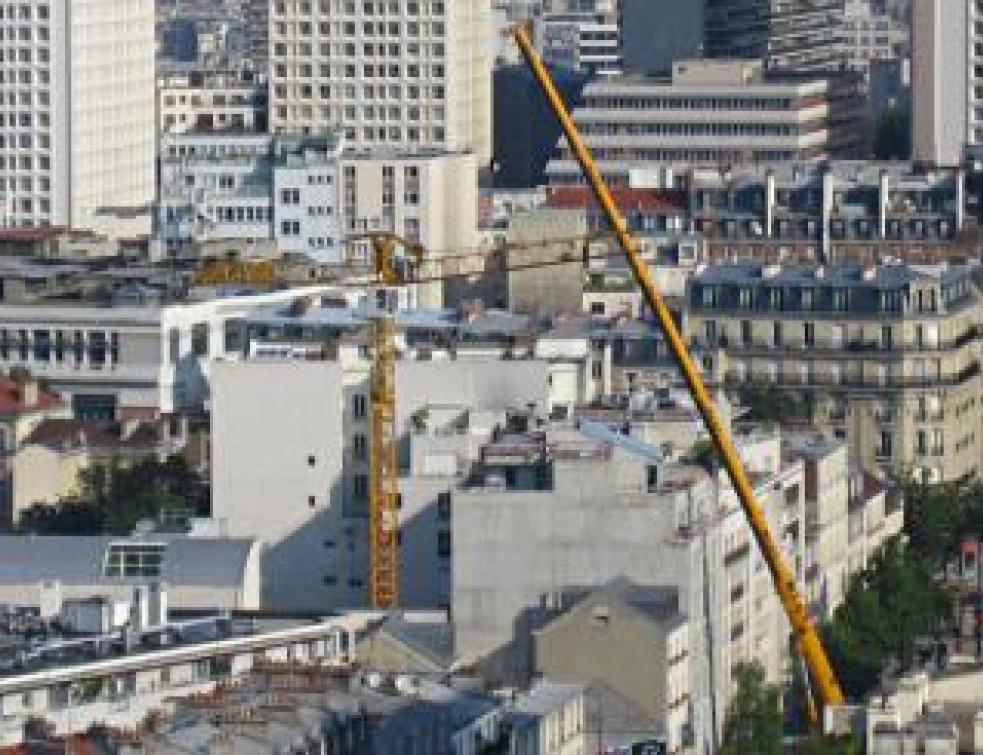 Lyon : une grue tombe sur un immeuble sans faire de blessé