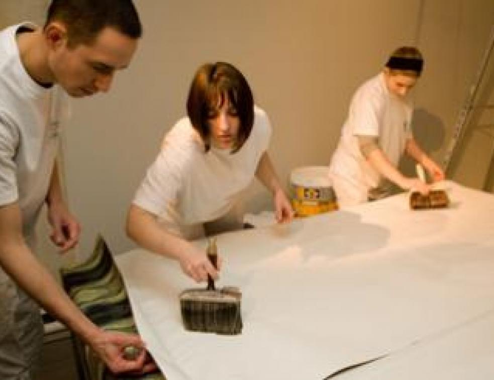 Des apprentis tapissent le musée des Arts décoratifs
