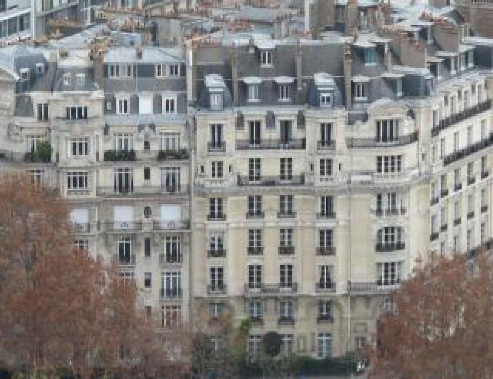 Logements anciens: léger tassement des prix à Paris