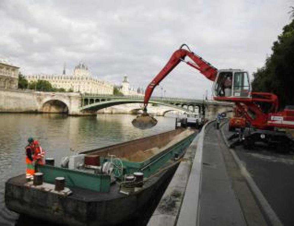 Paris-Plage : 5000 tonnes de sable sur les quais de Seine