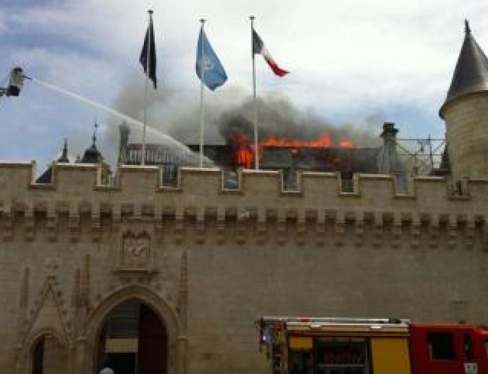 La toiture de la mairie de la Rochelle part en fumée